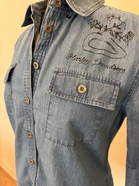 Like new Women’s  Harley-Davidson Light Blue Denim Shirt with sketched Logo sm